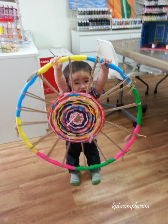 This is a hoola hoop weaving art piece. Creative and beautiful isn't it? 