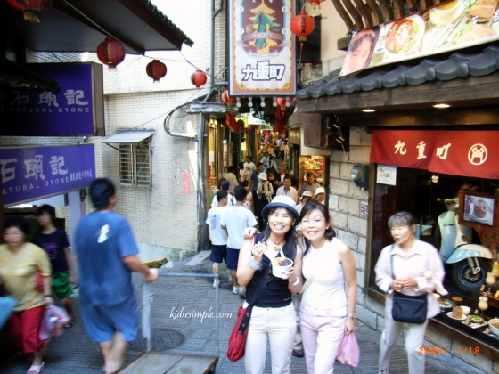 This was an old photo of Jiufen when Kel and I went with my best friend and her hubby in 2007.