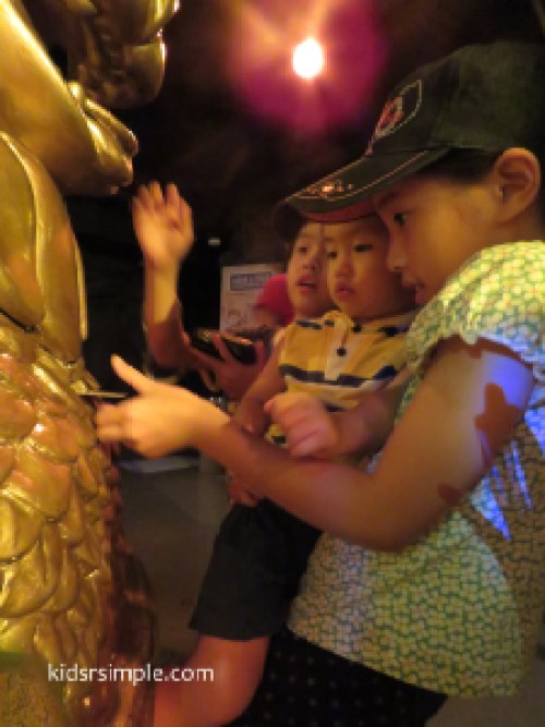 The kids were inserting a card in exchange for a Gold coin souvenir (SX60HS)